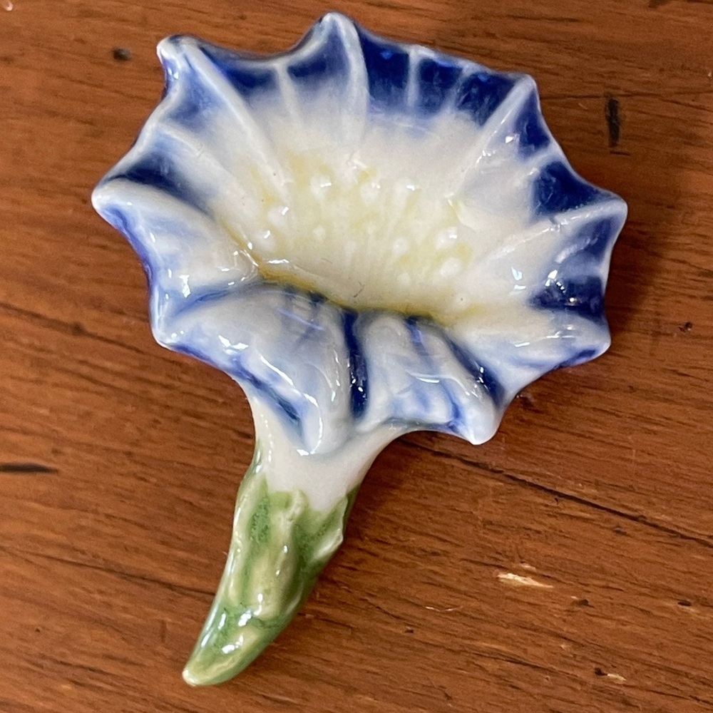 Clay flower pin
